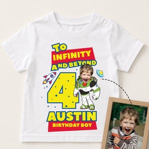Puede incluir: Una camiseta blanca de manga corta con un gr&aacute;fico que incluye el texto TO INFINITY AND BEYOND, un n&uacute;mero 4 grande de color amarillo y el nombre AUSTIN BIRTHDAY BOY. El dise&ntilde;o muestra un personaje espacial con cara de ni&ntilde;o.