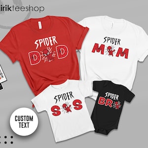 Puede incluir: Cuatro camisetas y un body con tem&aacute;tica de Spider-Man. La camiseta roja dice "Spider Dad", la camiseta blanca dice "Spider Mom", la camiseta blanca dice "Spider S.O.S", y el body negro dice "Spider BR".