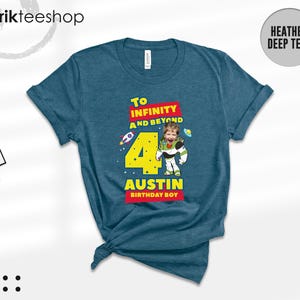 Puede incluir: Una camiseta de manga corta en color verde azulado jaspeado con un gr&aacute;fico que incluye el texto "TO INFINITY AND BEYOND", un n&uacute;mero "4" grande en amarillo, el nombre "AUSTIN" y "BIRTHDAY BOY". Incluye un personaje espacial con cara de ni&ntilde;o.