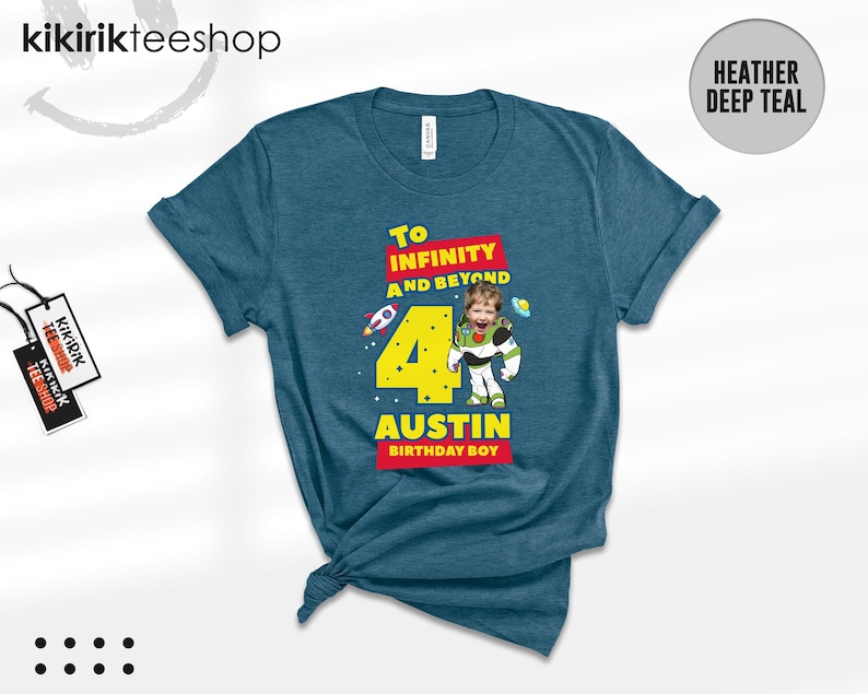 Puede incluir: Una camiseta de manga corta en color verde azulado jaspeado con un gr&aacute;fico que incluye el texto "TO INFINITY AND BEYOND", un n&uacute;mero "4" grande en amarillo, el nombre "AUSTIN" y "BIRTHDAY BOY". Incluye un personaje espacial con cara de ni&ntilde;o.