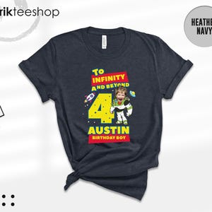 Puede incluir: Una camiseta de manga corta en color azul marino jaspeado con un gr&aacute;fico que incluye el texto To Infinity And Beyond, el n&uacute;mero 4 y el nombre Austin. El dise&ntilde;o muestra el rostro de un ni&ntilde;o en un personaje espacial, un cohete y Birthday Boy.