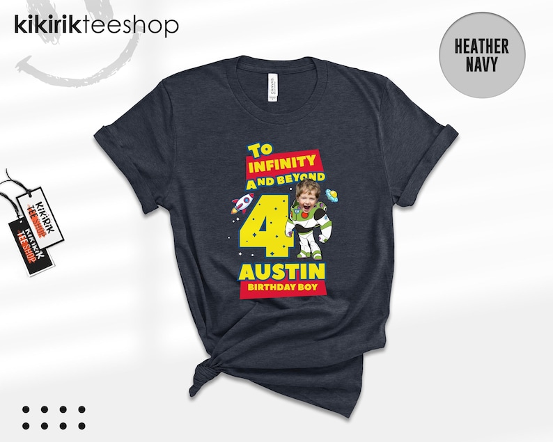 Puede incluir: Una camiseta de manga corta en color azul marino jaspeado con un gr&aacute;fico que incluye el texto To Infinity And Beyond, el n&uacute;mero 4 y el nombre Austin. El dise&ntilde;o muestra el rostro de un ni&ntilde;o en un personaje espacial, un cohete y Birthday Boy.
