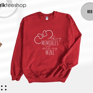 K&ouml;nnte beinhalten: Roter Pullover mit einem wei&szlig;en Umriss von Mickey Mouse Ohren und dem Text "Making Memories with my Mini".