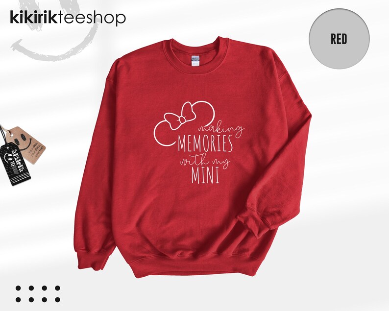 K&ouml;nnte beinhalten: Roter Pullover mit einem wei&szlig;en Umriss von Mickey Mouse Ohren und dem Text "Making Memories with my Mini".
