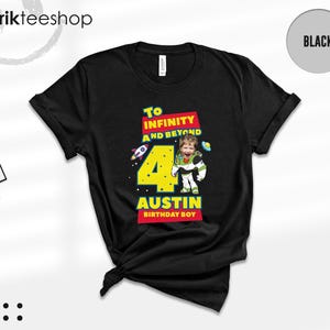 Puede incluir: Una camiseta negra de manga corta con un estampado gr&aacute;fico que incluye el texto To INFINITY AND BEYOND, el n&uacute;mero 4 y el nombre AUSTIN BIRTHDAY BOY. El dise&ntilde;o muestra a un ni&ntilde;o vestido de ranger espacial, un cohete y un platillo volante.