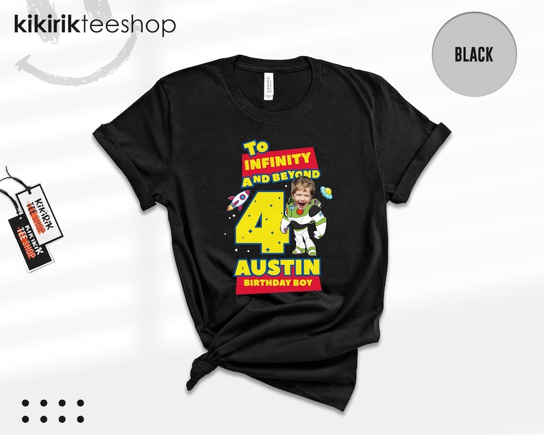 Puede incluir: Una camiseta negra de manga corta con un estampado gr&aacute;fico que incluye el texto To INFINITY AND BEYOND, el n&uacute;mero 4 y el nombre AUSTIN BIRTHDAY BOY. El dise&ntilde;o muestra a un ni&ntilde;o vestido de ranger espacial, un cohete y un platillo volante.