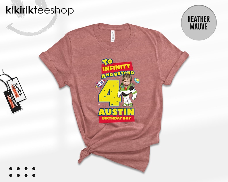 Puede incluir: Una camiseta de color malva jaspeado con un estampado gr&aacute;fico que incluye el texto To INFINITY AND BEYOND, el n&uacute;mero 4 y el nombre AUSTIN BIRTHDAY BOY. El dise&ntilde;o muestra un personaje de ranger espacial con cara de ni&ntilde;o y un cohete.