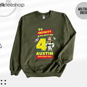 Puede incluir: Una sudadera de cuello redondo color verde militar con un estampado gr&aacute;fico que incluye el texto "TO INFINITY AND BEYOND", un n&uacute;mero 4 grande en amarillo y el nombre "AUSTIN" con "BIRTHDAY BOY" debajo. Incluye un personaje de ranger espacial.