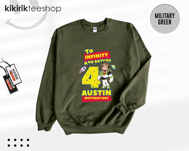 Puede incluir: Una sudadera de cuello redondo color verde militar con un estampado gr&aacute;fico que incluye el texto "TO INFINITY AND BEYOND", un n&uacute;mero 4 grande en amarillo y el nombre "AUSTIN" con "BIRTHDAY BOY" debajo. Incluye un personaje de ranger espacial.