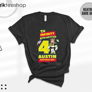 Puede incluir: Una camiseta gris oscuro jaspeado con un gr&aacute;fico que incluye el texto To Infinity And Beyond, el n&uacute;mero 4 y el nombre Austin. El dise&ntilde;o muestra a un ni&ntilde;o vestido de ranger espacial, un cohete y el texto Birthday Boy en rojo y amarillo.