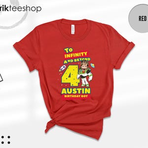 Puede incluir: Una camiseta roja de manga corta con un gr&aacute;fico que incluye el texto "TO INFINITY AND BEYOND", un n&uacute;mero "4" grande en amarillo, el nombre "AUSTIN" y "BIRTHDAY BOY" debajo. El dise&ntilde;o muestra el rostro de un ni&ntilde;o en un personaje espacial.
