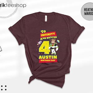 Puede incluir: Una camiseta de manga corta color granate jaspeado con un gr&aacute;fico que incluye el texto To Infinity And Beyond, el n&uacute;mero 4 y el nombre Austin Birthday Boy. El dise&ntilde;o muestra un personaje de guardi&aacute;n espacial con cara de ni&ntilde;o y cohetes.