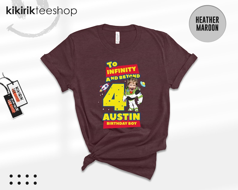 Puede incluir: Una camiseta de manga corta color granate jaspeado con un gr&aacute;fico que incluye el texto To Infinity And Beyond, el n&uacute;mero 4 y el nombre Austin Birthday Boy. El dise&ntilde;o muestra un personaje de guardi&aacute;n espacial con cara de ni&ntilde;o y cohetes.