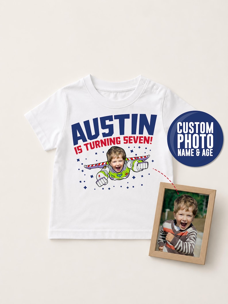 K&ouml;nnte beinhalten: Ein wei&szlig;es kurz&auml;rmeliges T-Shirt mit dem Text AUSTIN IS TURNING SEVEN! in Blau und Rot, einer Grafik eines Kindergesichts auf einem Weltraum-Ranger-K&ouml;rper, der zwischen blauen Sternen fliegt, und einem gerahmten Foto des Kindes.