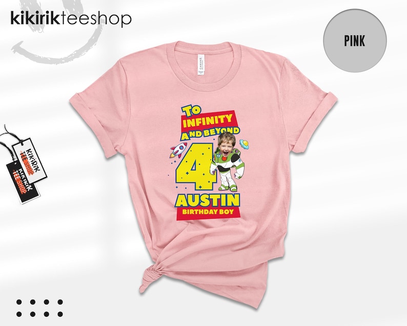 Puede incluir: Una camiseta de manga corta de color rosa claro con un estampado gr&aacute;fico que incluye el texto TO INFINITY AND BEYOND, el n&uacute;mero 4 y el nombre AUSTIN BIRTHDAY BOY. El dise&ntilde;o muestra un personaje de guardi&aacute;n espacial con cara de ni&ntilde;o.