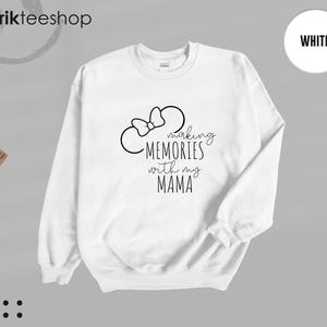 K&ouml;nnte beinhalten: Wei&szlig;er Pullover mit einem schwarzen Umriss eines Bogens und dem Text "making memories with my mama" auf der Vorderseite.