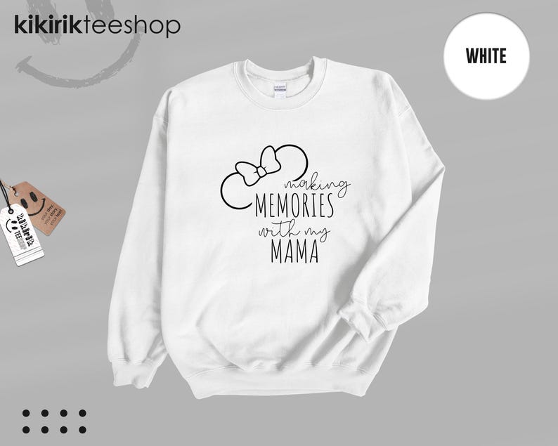 K&ouml;nnte beinhalten: Wei&szlig;er Pullover mit einem schwarzen Umriss eines Bogens und dem Text "making memories with my mama" auf der Vorderseite.