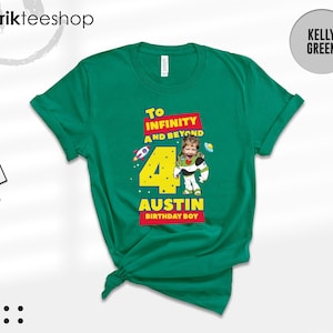 Puede incluir: Una camiseta de manga corta color verde kelly con un estampado gr&aacute;fico que incluye el texto To INFINITY AND BEYOND, el n&uacute;mero 4 y el nombre AUSTIN BIRTHDAY BOY. El dise&ntilde;o muestra la cara de un ni&ntilde;o en un personaje espacial, un cohete y un OVNI.