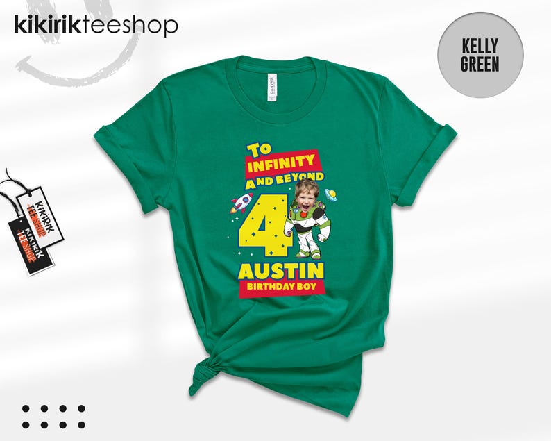 Puede incluir: Una camiseta de manga corta color verde kelly con un estampado gr&aacute;fico que incluye el texto To INFINITY AND BEYOND, el n&uacute;mero 4 y el nombre AUSTIN BIRTHDAY BOY. El dise&ntilde;o muestra la cara de un ni&ntilde;o en un personaje espacial, un cohete y un OVNI.