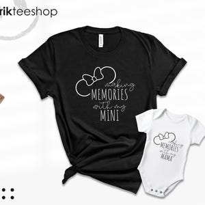 K&ouml;nnte beinhalten: Schwarz-wei&szlig;es T-Shirt-Set f&uuml;r Erwachsene und Kinder. Das T-Shirt f&uuml;r Erwachsene lautet "Making Memories with my Mini" mit einer Schleife. Das T-Shirt f&uuml;r Kinder lautet "Making Memories with my Mama" mit einer Schleife.