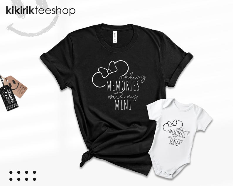 K&ouml;nnte beinhalten: Schwarz-wei&szlig;es T-Shirt-Set f&uuml;r Erwachsene und Kinder. Das T-Shirt f&uuml;r Erwachsene lautet "Making Memories with my Mini" mit einer Schleife. Das T-Shirt f&uuml;r Kinder lautet "Making Memories with my Mama" mit einer Schleife.