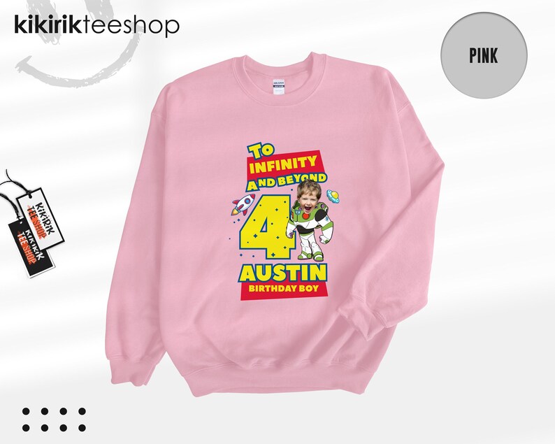 Puede incluir: Una sudadera de cuello redondo rosa claro con un estampado gr&aacute;fico que incluye el texto To Infinity and Beyond, el n&uacute;mero 4 y el nombre Austin Birthday Boy. El dise&ntilde;o muestra un personaje de guardi&aacute;n espacial con cara de ni&ntilde;o.