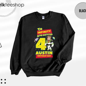 Puede incluir: Una sudadera negra de manga larga con un estampado gr&aacute;fico que incluye el texto "TO INFINITY AND BEYOND", un n&uacute;mero "4" grande en amarillo y el nombre "AUSTIN" con "BIRTHDAY BOY" debajo. El dise&ntilde;o muestra el rostro de un ni&ntilde;o.