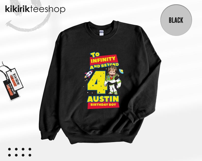 Puede incluir: Una sudadera negra de manga larga con un estampado gr&aacute;fico que incluye el texto "TO INFINITY AND BEYOND", un n&uacute;mero "4" grande en amarillo y el nombre "AUSTIN" con "BIRTHDAY BOY" debajo. El dise&ntilde;o muestra el rostro de un ni&ntilde;o.