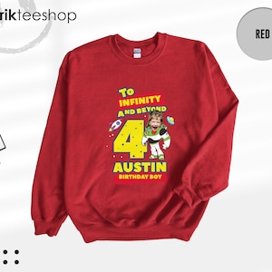 Puede incluir: Una sudadera roja de cuello redondo con un estampado gr&aacute;fico que incluye el texto To INFINITY AND BEYOND, el n&uacute;mero 4 y el nombre AUSTIN BIRTHDAY BOY. El dise&ntilde;o muestra un personaje de guardi&aacute;n espacial con cara de ni&ntilde;o y cohetes peque&ntilde;os.