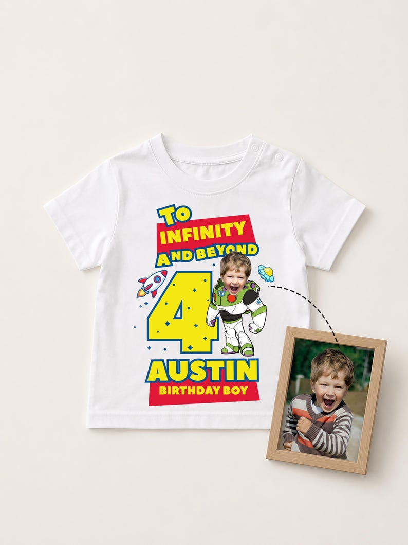 Puede incluir: Una camiseta blanca de manga corta con un gr&aacute;fico que incluye el texto TO INFINITY AND BEYOND, un n&uacute;mero 4 grande de color amarillo y el nombre AUSTIN BIRTHDAY BOY. El dise&ntilde;o muestra un personaje espacial con cara de ni&ntilde;o.