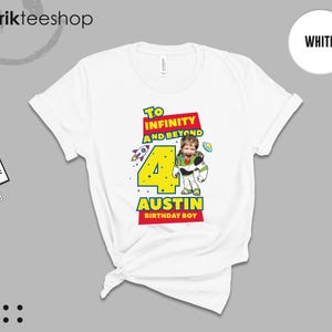 Puede incluir: Una camiseta blanca de manga corta con un estampado gr&aacute;fico que incluye el texto To Infinity and Beyond, el n&uacute;mero 4 y el nombre Austin. El dise&ntilde;o muestra el rostro de un ni&ntilde;o sobre un personaje de ranger espacial, un cohete y un platillo.