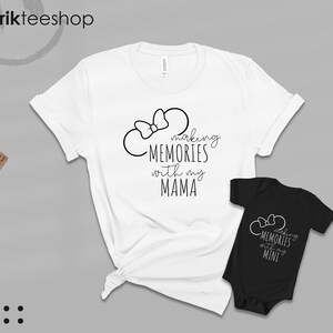 K&ouml;nnte beinhalten: Zwei wei&szlig;e T-Shirts mit schwarzem Text und einer schwarzen Schleife. Das gr&ouml;&szlig;ere Shirt sagt "Making Memories with my Mama". Das kleinere Shirt sagt "Making Memories with my Mini".