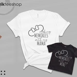 K&ouml;nnte beinhalten: Zwei wei&szlig;e T-Shirts mit schwarzem Text und einer schwarzen Schleife. Das gr&ouml;&szlig;ere Shirt sagt "Making Memories with my Mama" und das kleinere Shirt sagt "Making Memories with my Mini".