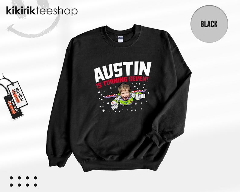 K&ouml;nnte beinhalten: Ein schwarzes Langarm-Sweatshirt mit einem Grafikdruck, der das Gesicht eines Kindes auf dem K&ouml;rper einer Weltraum-Ranger-Figur zeigt. Der Text AUSTIN IS TURNING SEVEN! ist in wei&szlig;er und roter Schrift mit kleinen Sternen abgebildet.