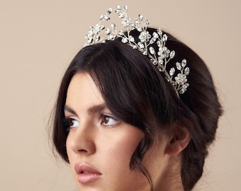 Tiara o corona floral de cristal de Swarovski en plata para una boda boho luxe glamorosa, clásica o botánica - Mabel