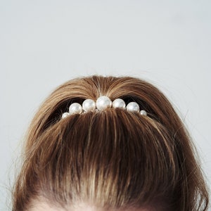Classic pearl wedding comb, Contemporary pearl comb, Simple Swarovski pearl bridal comb, Minimalist hair comb, Elegant pearl comb - Mona
