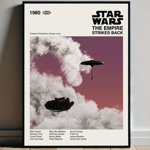 Könnte beinhalten: Ein schwarz-weißes Poster mit dem Titel "Star Wars: Das Imperium schlägt zurück" und dem Jahr 1980. Das Poster zeigt einen rosa und weißen, bewölkten Himmel mit einem Raumschiff, das durch die Wolken fliegt.