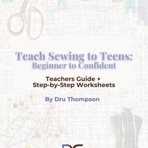 以下が含まれることがあります： Teach Sewing to Teens: Beginner to Confident, Teachers Guide + Step-by-Step Worksheetsというタイトルのデジタルガイド。Dru Thompson著。表紙には、裁縫用ハサミ、ピン、トルソーの淡いイラストがテクスチャ加工された背景に描かれています。