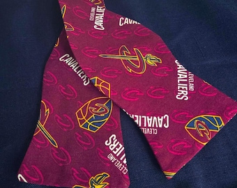 クリーブランド・キャバリアーズ ボウタイ – ワイン＆ゴールド | 調節可能なセルフタイ式ゲームデーアクセサリー
