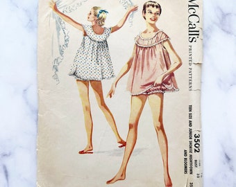 Op de afbeelding: Vintage McCall's naaipatroon voor een kort nachtjapon en bloomer. Het patroon is voor tienermaten en juniormaten. Het patroonnummer is 3502 en de borstomvang is 32. Het patroon toont twee modellen die het nachtjapon en de bloomer dragen.