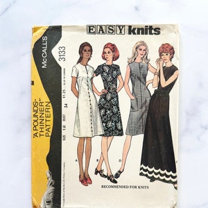 Puede incluir: Patrón de costura vintage McCall's para un vestido, número de patrón 3133. El patrón es para tejidos de punto fáciles e incluye cuatro estilos de vestidos diferentes. El patrón es para un busto de talla 12, 86 cm.