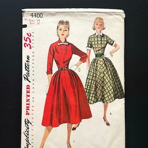 Puede incluir: Patrón de costura vintage Simplicity para un vestido, talla 14, busto 81 cm. El patrón está impreso en papel blanco con un diseño de cuadros rojos y verdes. El patrón incluye instrucciones para hacer un vestido con una falda completa y un corpiño ajustado.