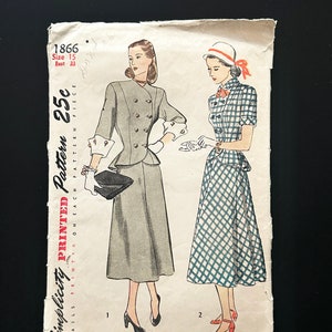 Puede incluir: Patrón de costura vintage Simplicity para un vestido, talla 15, pecho 84 cm. El patrón muestra a dos mujeres usando diferentes estilos del vestido, una en tela a cuadros y la otra en tela lisa. El patrón está impreso en un fondo blanco con texto negro.
