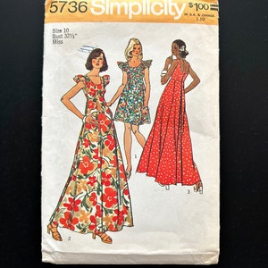 Puede incluir: Patrón de costura Simplicity número 5736 para un vestido. El patrón incluye tres estilos diferentes de vestidos, todos con un estampado floral rojo y blanco. El patrón es para la talla 10, busto 82,5 cm, y es para mujeres.