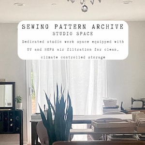 Puede incluir: Vista interior de un estudio de costura con una mesa grande, una m&aacute;quina de coser y almacenamiento. La superposici&oacute;n de texto dice "SEWING PATTERN ARCHIVE STUDIO SPACE" y describe el espacio como con filtraci&oacute;n de aire UV y HEPA y almacenamiento con clima controlado.