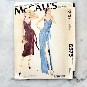 McCall’s 6575 – Kleine Büste 32–34. Bob Mackie 70er Jahre Neckholder Wickel-Abendkleid in zwei Längen. Schnittmuster Nähanleitung.