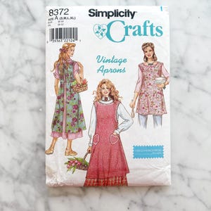 Simplicity 8372 – Cut to M. 90s vintage aprons with heart pockets. Cottagecore crafts gardening smock. Vintage sewing pattern.