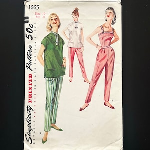 Puede incluir: Patrón de costura vintage Simplicity número 1665 para un conjunto de dos piezas. El patrón incluye una blusa verde con cuello mandarín y un pantalón a rayas, así como un mono rosa con un top halter.