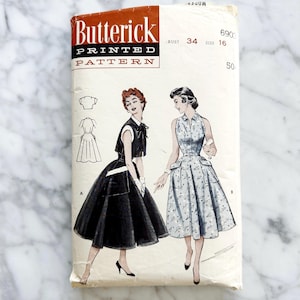 Könnte beinhalten: Vintage-Nähmuster-Umschlag für ein Kleid, mit zwei Models, die verschiedene Kleidungsstücke tragen. Das Muster ist von Butterick, Größe 16, Brustumfang 86 cm. Der Umschlag ist in gutem Zustand mit einigen Gebrauchsspuren.