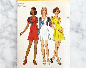 Simplicity 5499 – Bust 31. 1970s junior petite mini dress with puff sleeves and shaped seaming. Vintage sewing pattern.